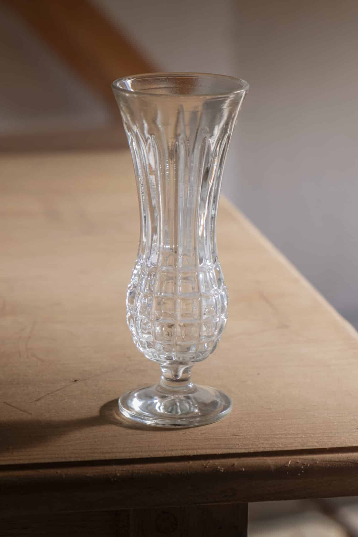 Petit vase en verre blanc ciselé « Émilie »