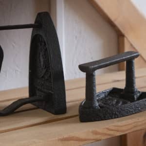 Fer à repasser ancien en fonte « Augustin »