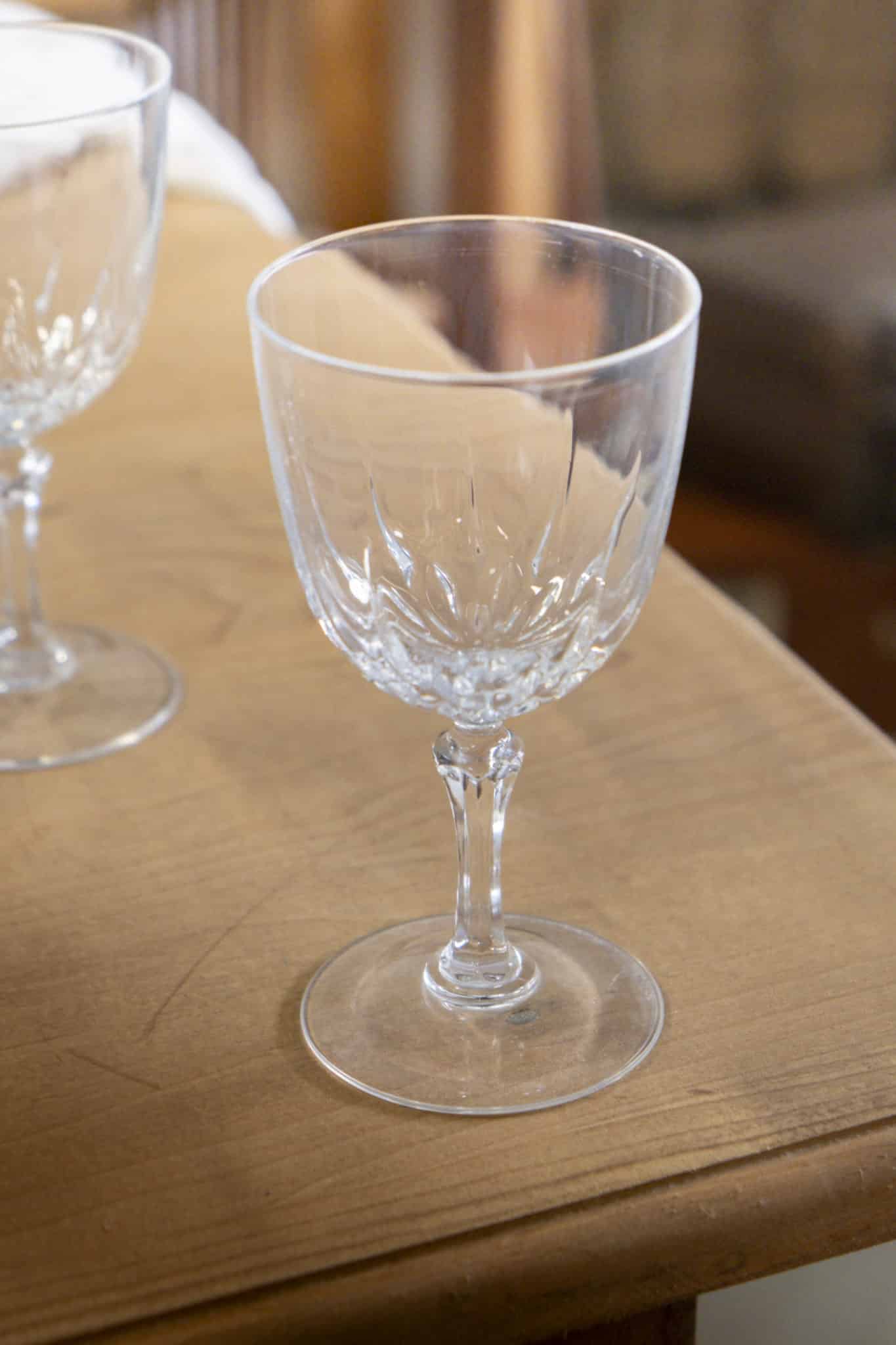 Lot de 6 verres à pied en verre blanc ciselé « Camélia »
