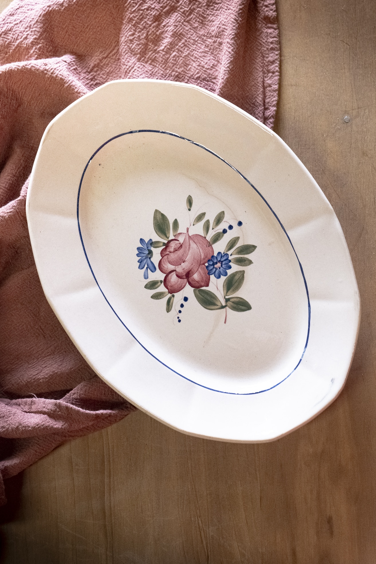 Plat ovale en faïence « Suzanne »