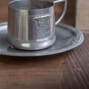 Tasse et sous-tasse en métal argenté "Pierre"