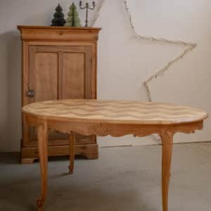 Table ovale en bois marqueté "Éléonore"
